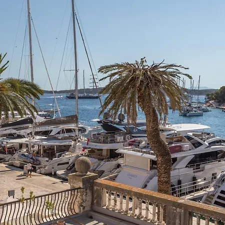 Couple's Getaway In The Center Of Hvar W/sea View ゲストハウス 4*